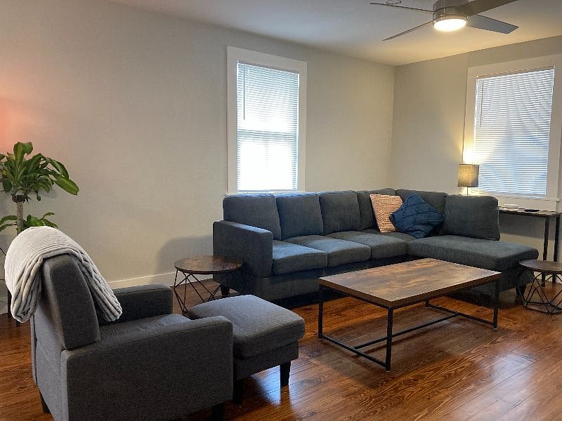 living room w/ smart TV