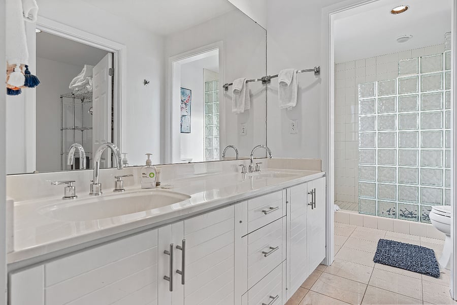 Master room bathroom