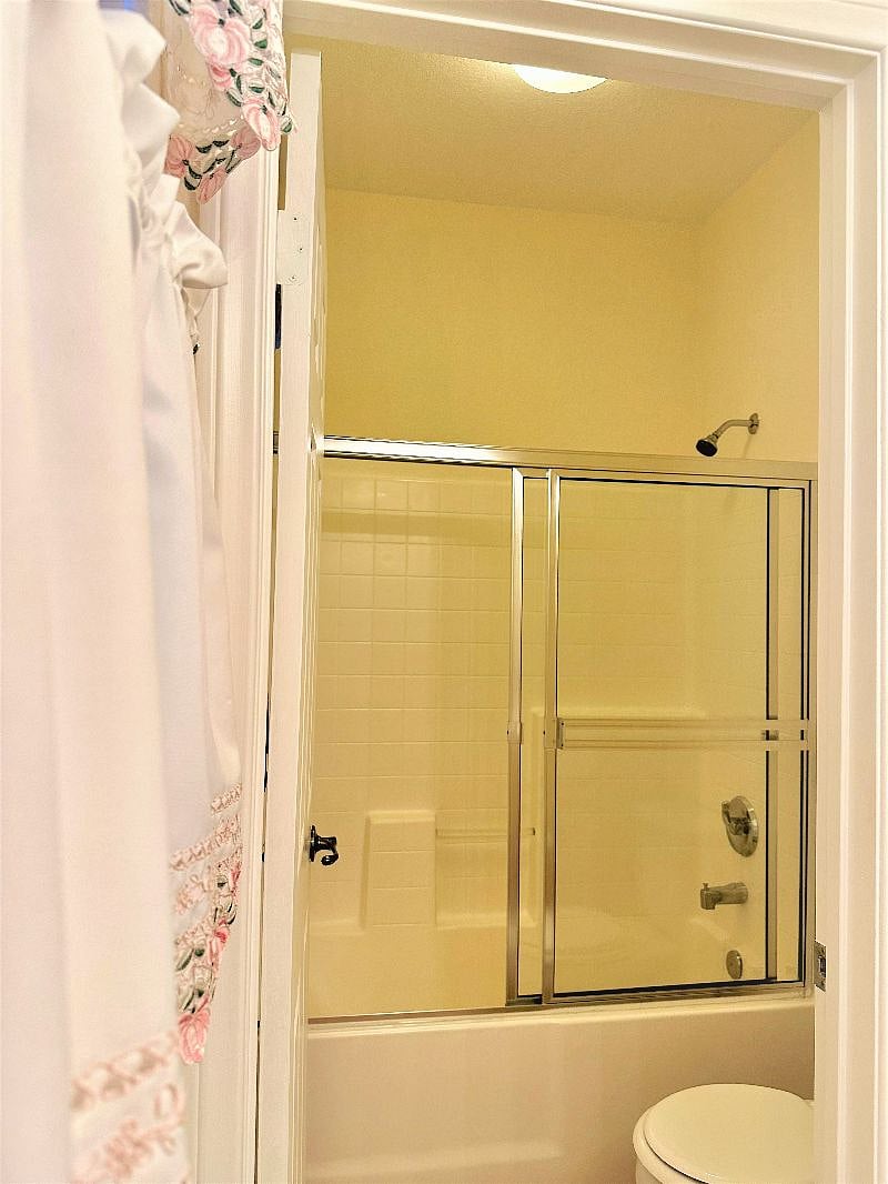 Tub and shower in guest bathroom