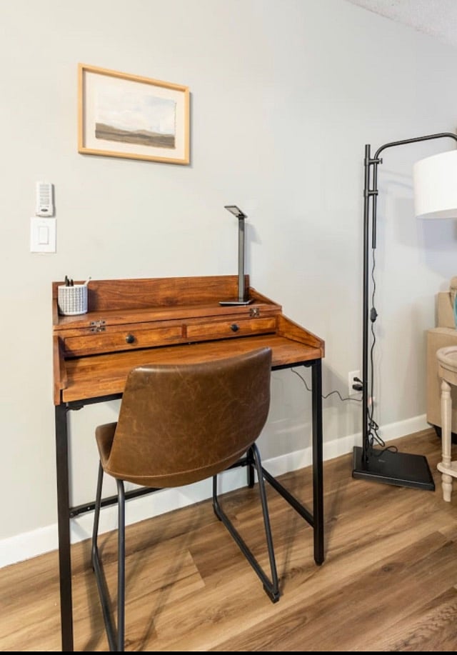 Whether you need to catch up on work or plan your visits in Ocala, this dedicated workstation provides a quiet space to get things done.