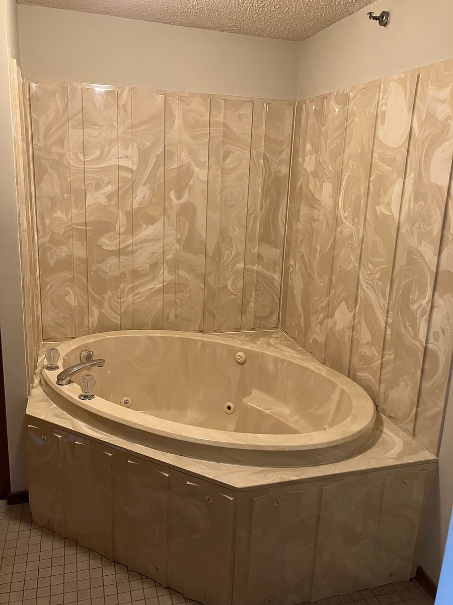 Jacuzzi in Master Bathroom