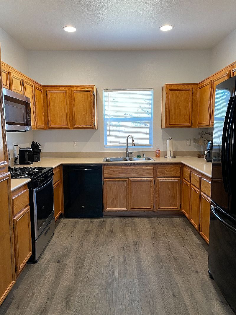 Kitchen  with new microwave and stove. There is also a Ninja air fryer for quick meals