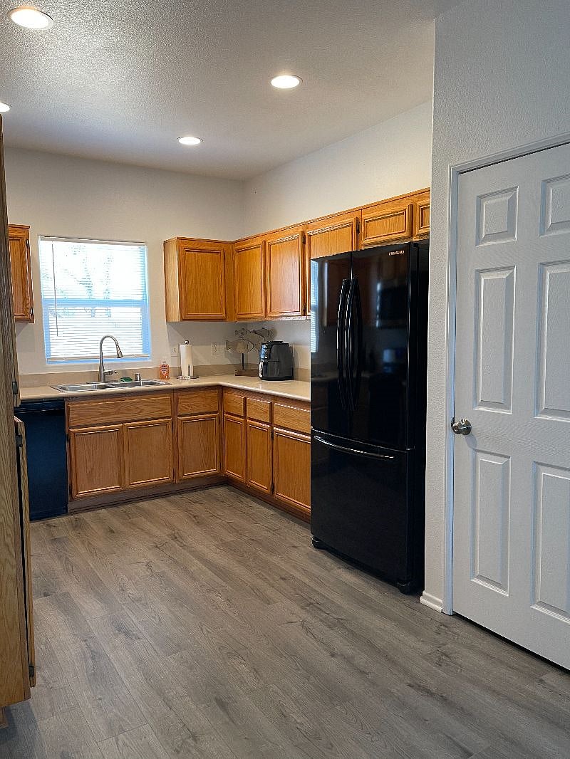 Kitchen with lots of storage. New oven and microwave. Airfryer to help with those healthy quick meals.