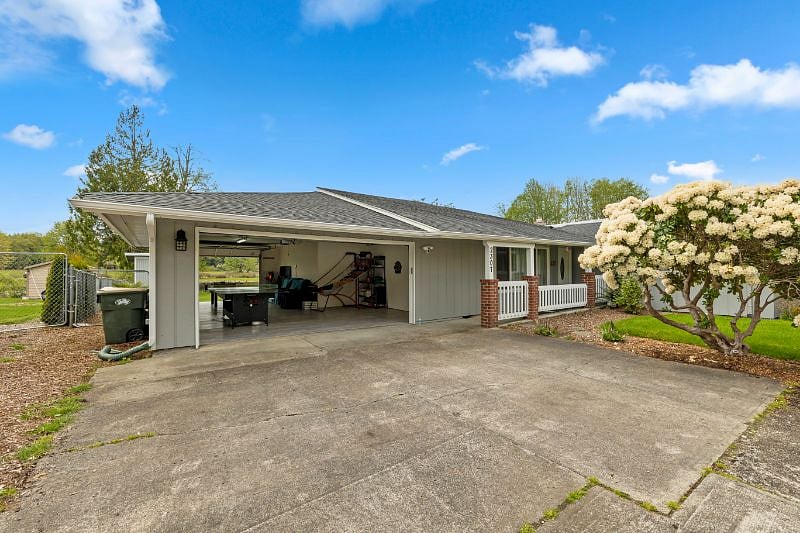 Garage / Game Room