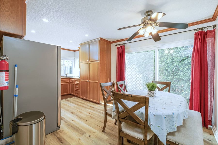Dining area for 6