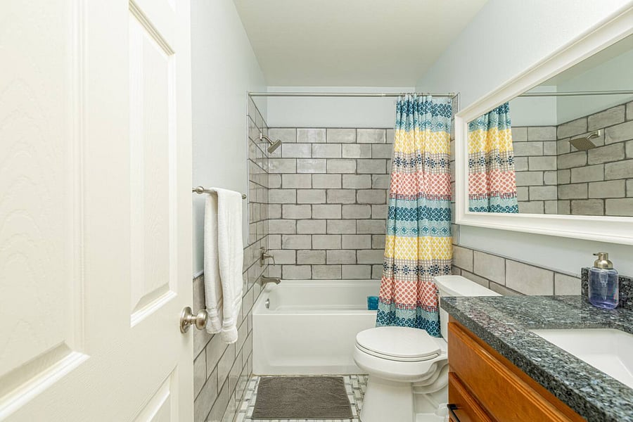 Tub in the second bathroom
