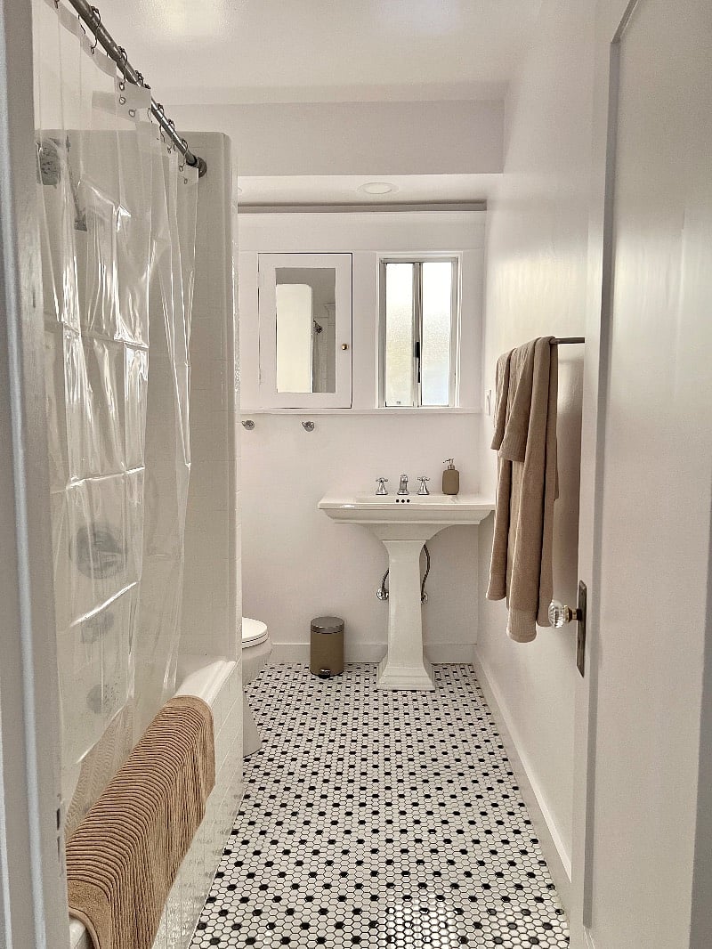 Main bathroom 