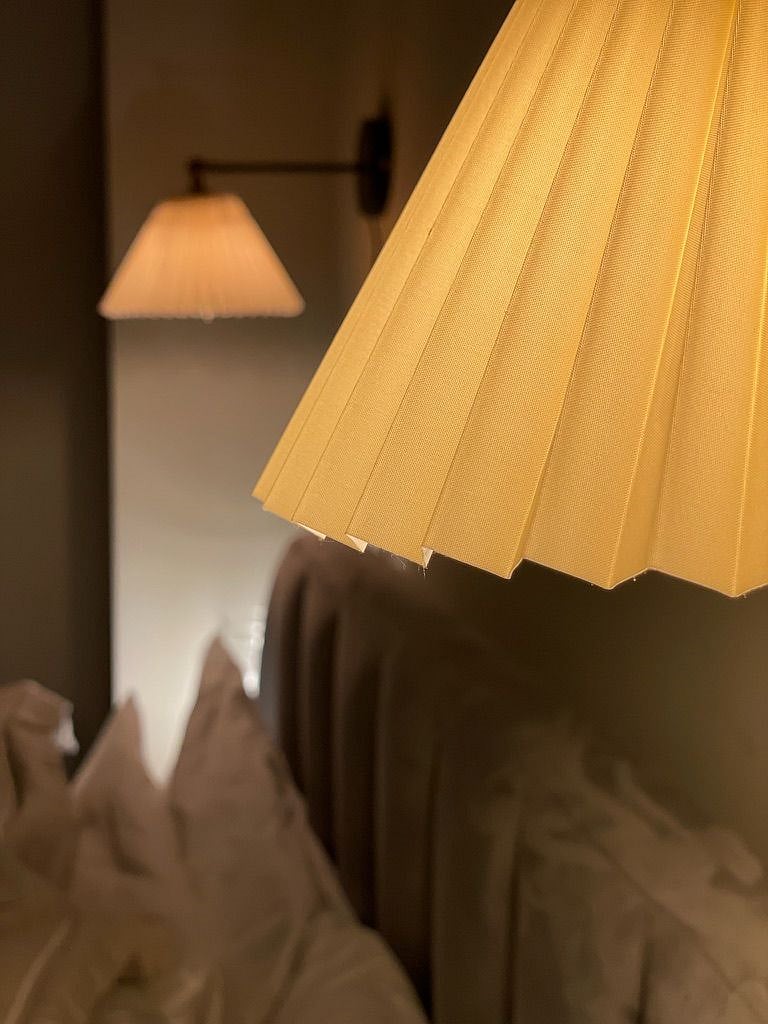 Fully dimmable bedside lamps