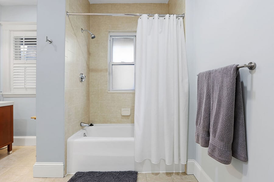 Spacious bathroom with shower / tub
