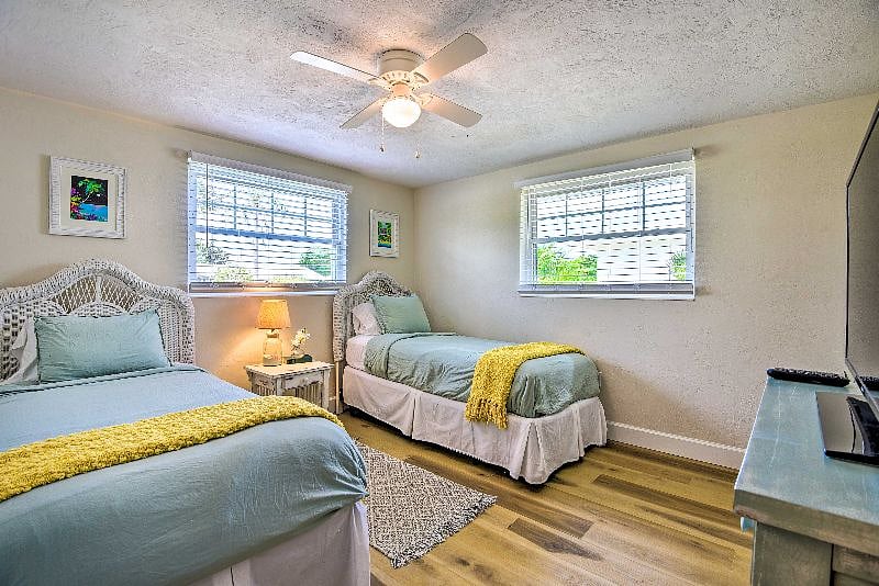 Guest bedroom has two very cozy twin size beds and a 40" TV with basic cable.