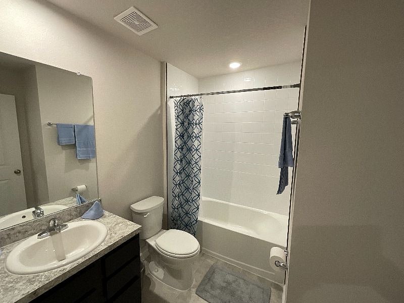 2nd full bath for the additional 2 bedrooms with a tub/shower.