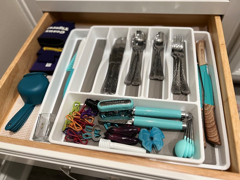 Silverware service for four, knives, scissors, can opener, cork screw, peeler