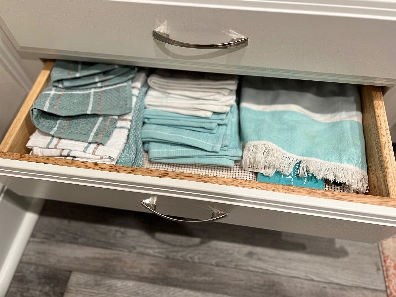 Kitchen linens, dish towels and pot hilders