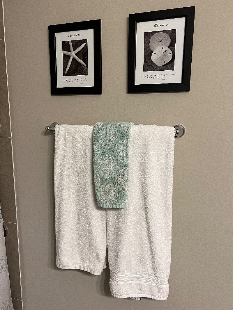 Extensive towels supply in suite
