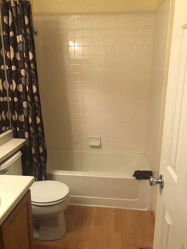 Main bathroom tub/shower.