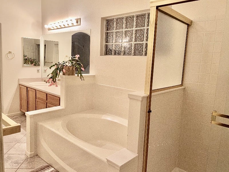 Master Bathroom - Tub