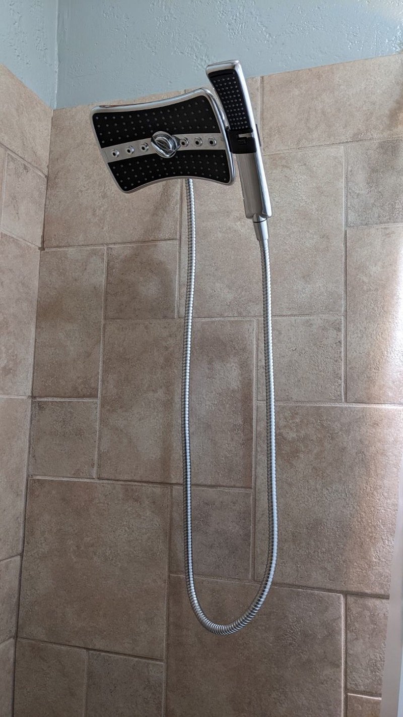 Shared bathroom: new shower head (summer 2022)