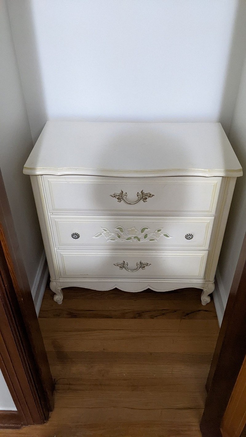 Private bedroom: drawers for storage