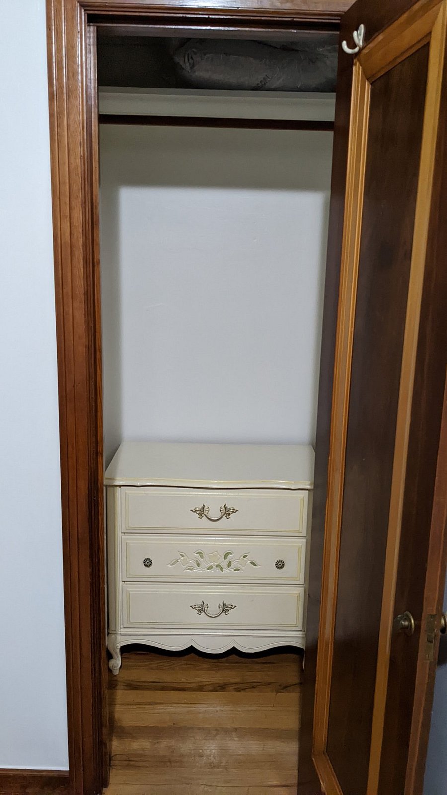 Private bedroom: drawers for storage