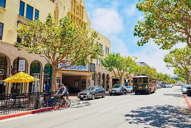 only 2 blocks to great restaurants, music venues, shops and the weekly farmers market!