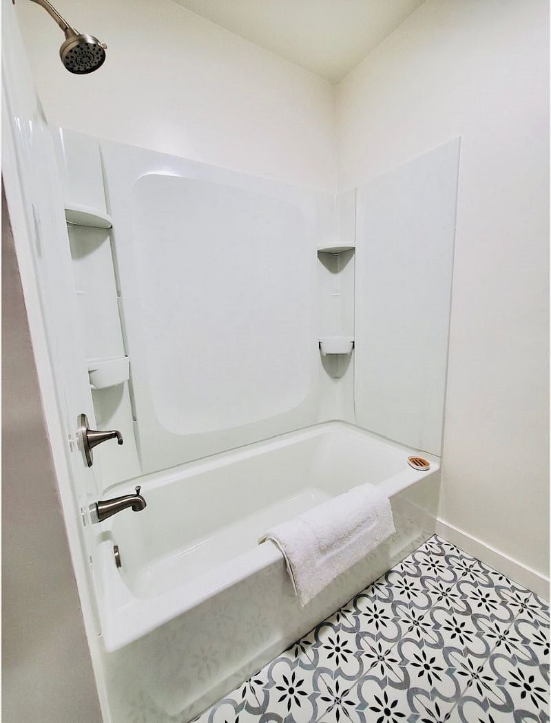 hallway Shower/tub