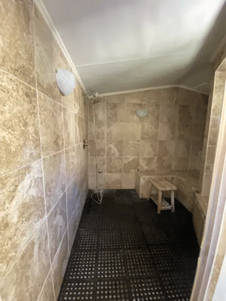 The shared steam room...ahhh...for steaming away the cares of the day and clearing sinuses.