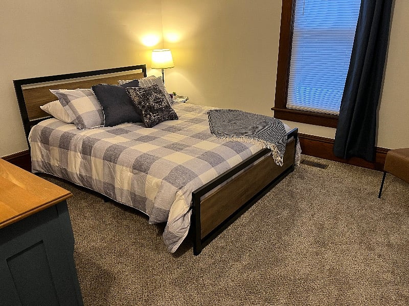 Rear bedroom - queen bed