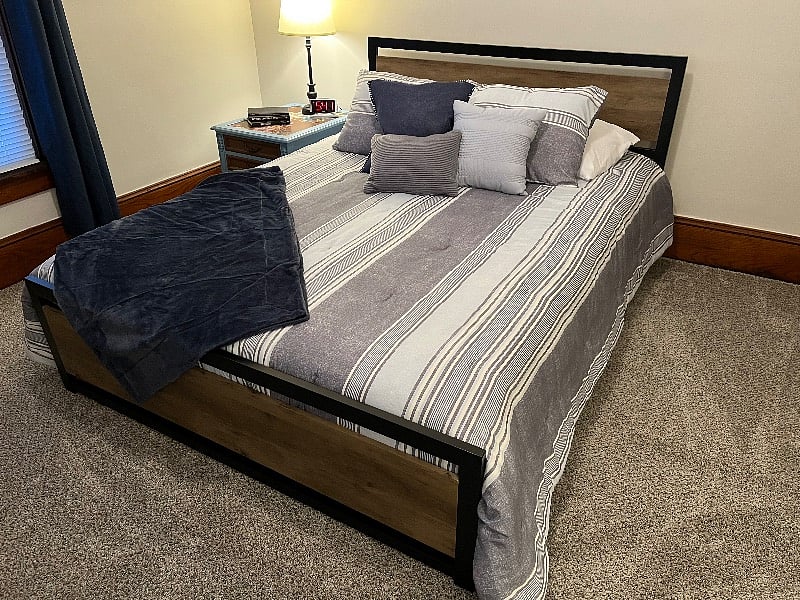Front bedroom - queen bed