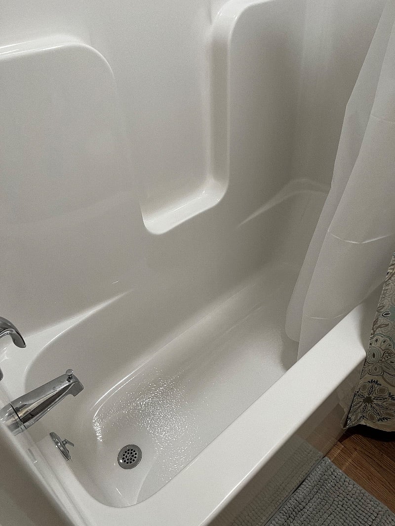 Full bathtub/shower