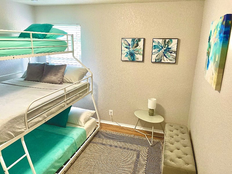 Room one
-twin bed
-Full bed
-Queen bed