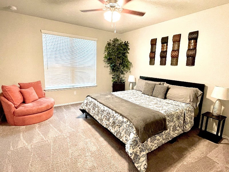 Master
King bed