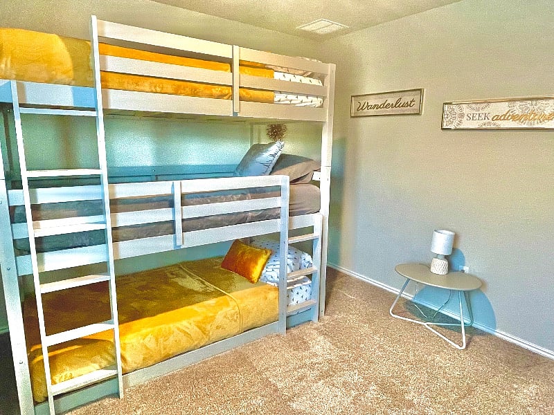 Bedroom 4
3-twin beds
