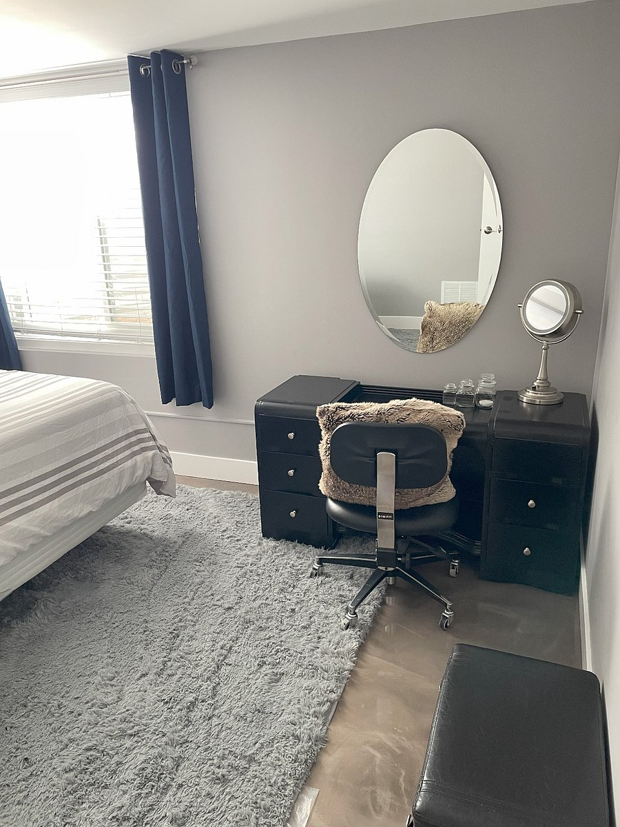 Large bedroom with vanity/mirror area