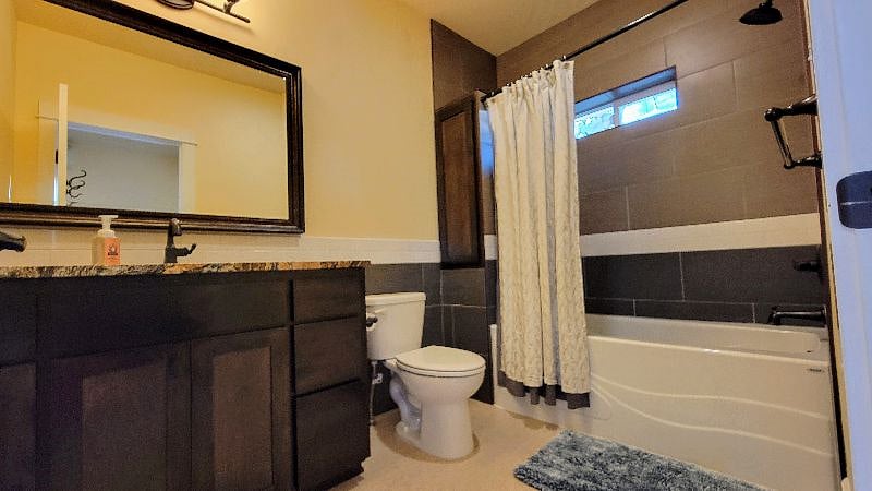 Full bath with lots of drawers, towels, and a great soaking tub. 