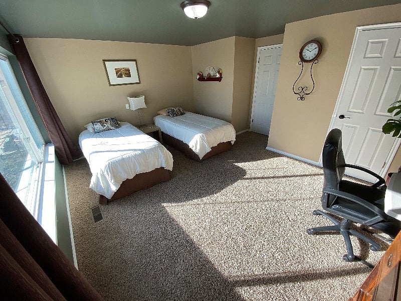 Italy themed bedroom with 2 extra long twin beds with nice linens.