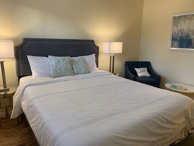Bedroom #1/Queen-size bed
