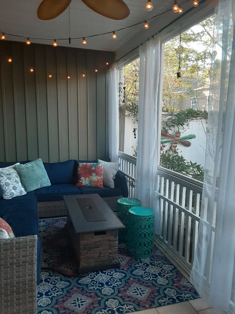 Screened in porch/fenced backyard 