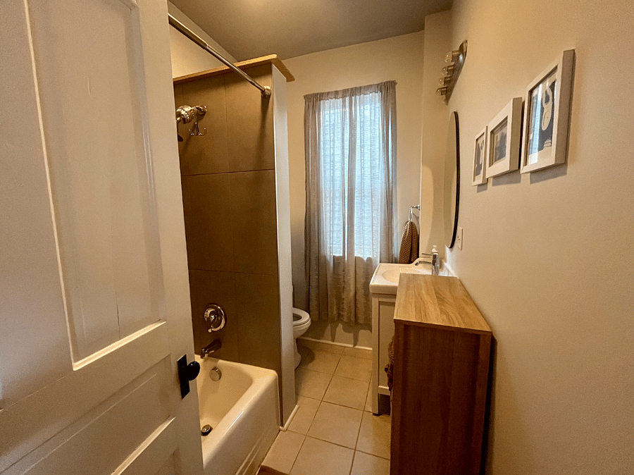 Recently updated bathroom, 2nd fl