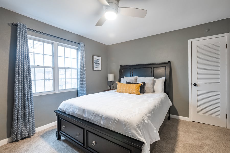 Second bedroom, queen bed.