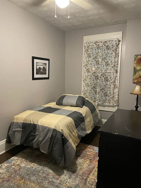 Welcoming 2nd bedroom for guests or to share with a roommate