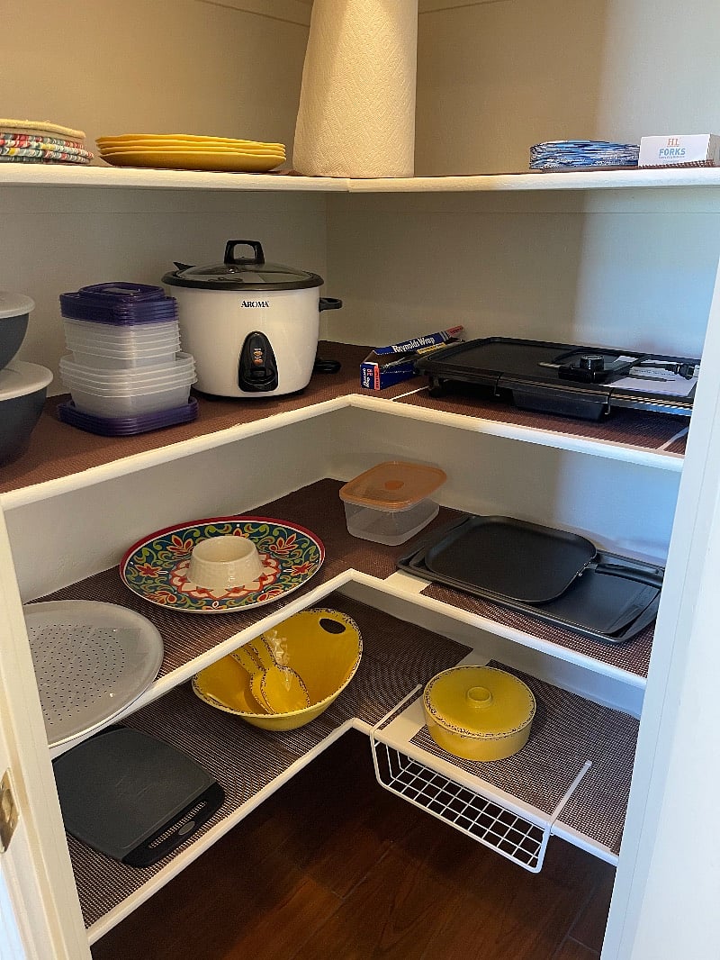 Pantry - Assorted kitchen appliances