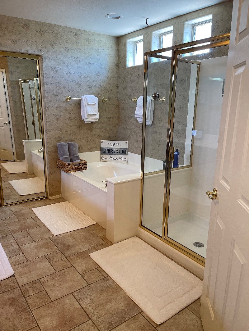 Master Ensuite - Garden Tub