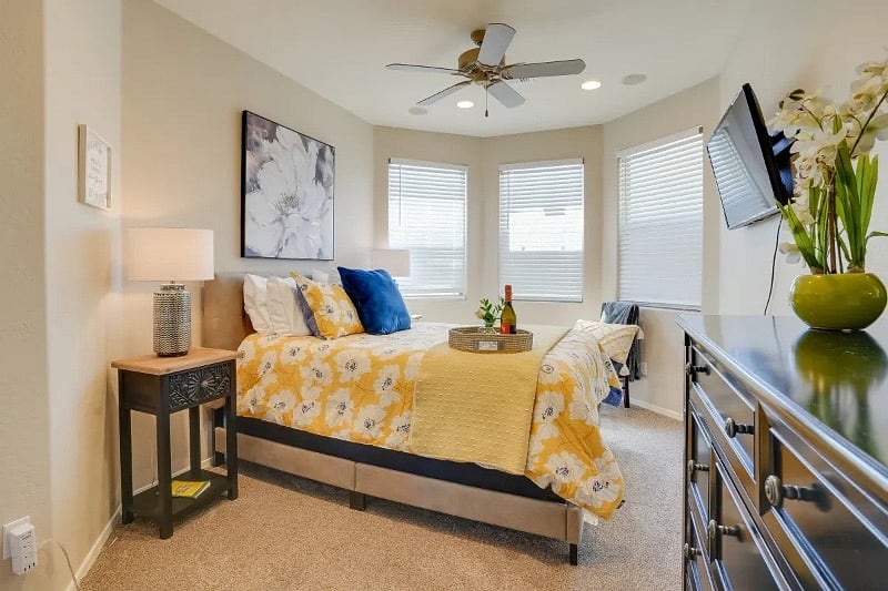 Main Floor Bedroom - Queen Bed