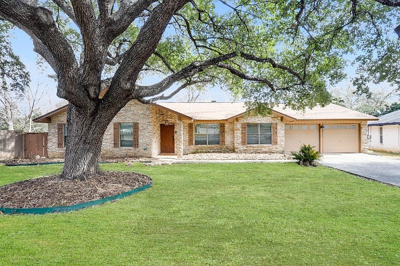 Situated in a quiet, peaceful neighborhood with close access to I-410, Highway 281 and downtown San Antonio. Private, self-checkin with unique door code valid for the duration of your stay.