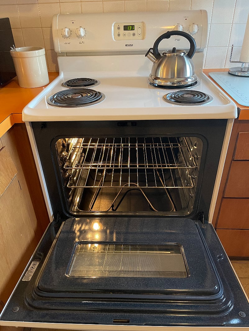 Clean (like new) oven and stovetop