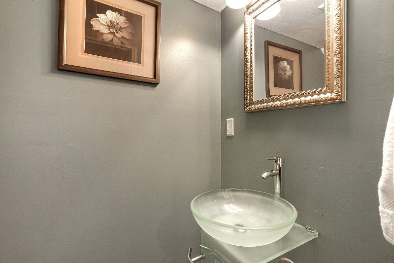 Half-Bathroom downstairs