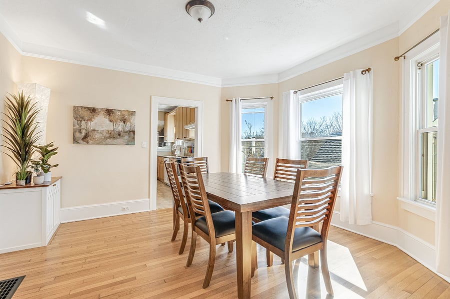 Dining room seats 6