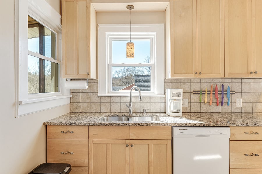 Kitchen w granite counters