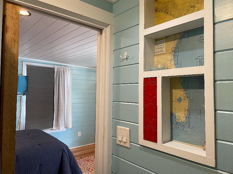 More built-in shelving in the bathroom.
