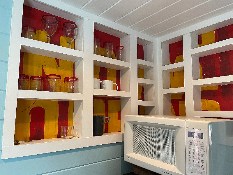 Kitchette - plenty of dishes and storage.
